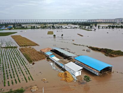 Imagen aérea del pueblo de Lianbo, en el norte de la provincia china de Shanxi, este domingo, por la crecida del río Amarillo.