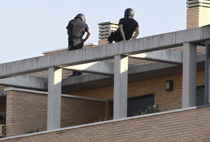 Dos agentes de Policía en la azotea de un edificio de la calle Niceto Alcalá Zamora de Madrid