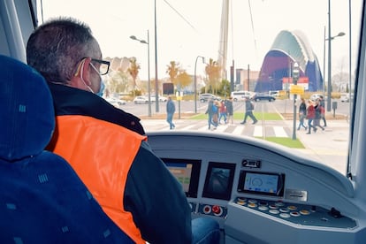 Uno de los conductores de la L10 de Metrovalencia durante la formación los pasados meses.