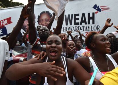 Decenas de ciudadanos de Liberia celebran el pase a segunda vuelta del exfutbolista George Weah para liderar el país africano.
