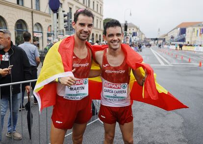 Álvaro Martín, oro, y Diego García Carrera, bronce, celebran su resultado en los 20 kilómetros marcha.