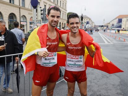 Álvaro Martín, oro, y Diego García Carrera, bronce, celebran su resultado en los 20 kilómetros marcha.