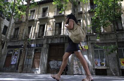 Una mujer pasa por delante de la entrada del palacio de la Duquesa de Sueca.