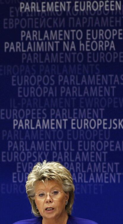 La comisaria Viviane Reding, ayer en el Parlamento Europeo.
