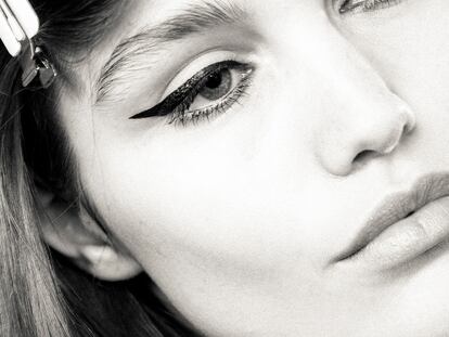 Lo que sí (y lo que no) debes hacer para que la línea del ‘eyeliner’ te salga perfecta