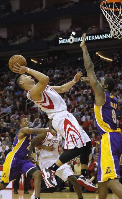 Jeremy Lin trata de anotar ante Earl Clark.