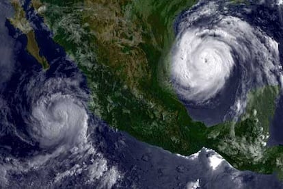 El huracán Emily, a punto de tocar tierra en México.