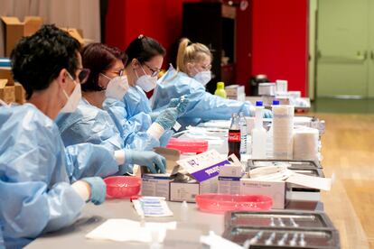 Enfermeras preparaban dosis de la vacuna de Pfizer en la ciudad de Schwaz (Austria), el jueves.