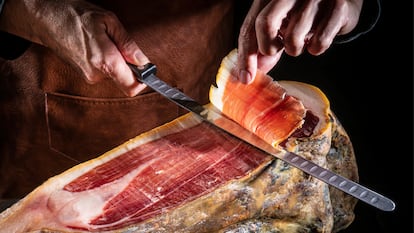 Se han diseñado con una hoja estrecha que permite cortar unas lonchas de jamón extra finas y con precisión. GETTY IMAGES.