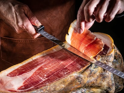 Se han diseñado con una hoja estrecha que permite cortar unas lonchas de jamón extra finas y con precisión. GETTY IMAGES.