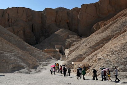 Esta exploración de radar es el último paso en un proceso de exploración que ha comenzado el septiembre pasado. En la imagen, un grupo de turistas en las cercanías de la tumba del rey Tutankamón en el Valle de los Reyes.