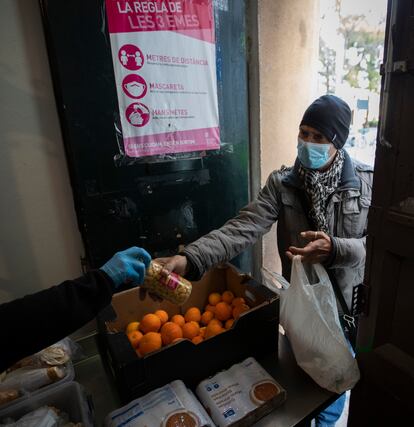 Un hombre recoge comida en la entrega de ayuda del Convent de los Caputxnis, en Mallorca. ROQUE MARTÍNEZ