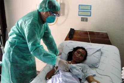 Una paciente afectada por la gripe aviar en 2004 es atendida en un hospital de Khampaengphet (Tailandia).
