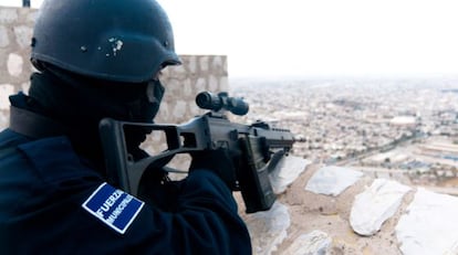 Policia vigilando Torreón desde el Cerro del Cristo.