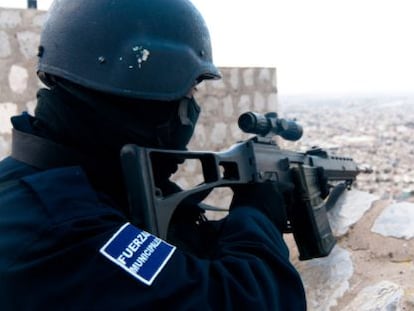 Policia vigilando Torreón desde el Cerro del Cristo.