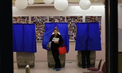 Una mujer vota en Filadelfia este martes.