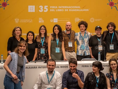 Foto de familia de los autores seleccionados por la revista 'Granta' y presentes en la FIL, junto a la editora Valerie Miles (primera por la izquierda, detrás) y Antonio Ortuño (tercero por la derecha, de pie), seleccionado en la antología de hace 10 años.