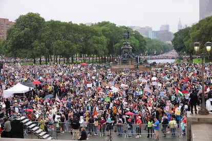 Manifestantes frente al Museo de Arte de Filadelfia.