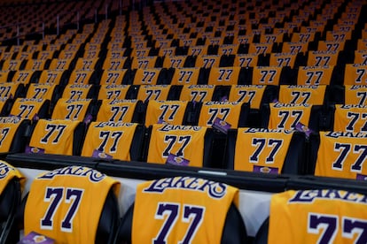 Una camiseta con el nmero 77 recibi a todos los aficionados al primer partido de Doncic en los Lakers.