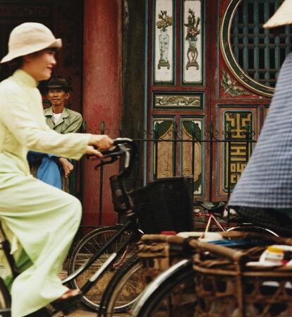 Ciclistas locales en la ciudad de Hoi An, en Vietnam.