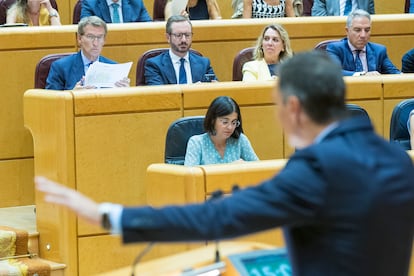 Pedro Sánchez se dirigía desde la tribuna del Senado a Alberto Núñez Feijóo (a la izquierda), el 8 de septiembre.