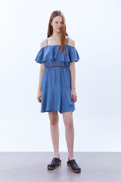 Si te pierden las prendas de estilo romántico, te encantará este vestido con volante y hombros al descubierto en denim de Sfera.

19,99€