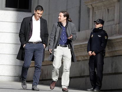 Encuentro de Pedro Sanchez, Secretario General del PSOE, y Pablo Iglesias, l&iacute;der de Podemos, camino del Congreso de los Diputados. 