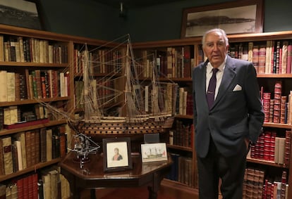 José María Arriola-Lertxundi, en su bilioteca del casco Viejo de Bilbao