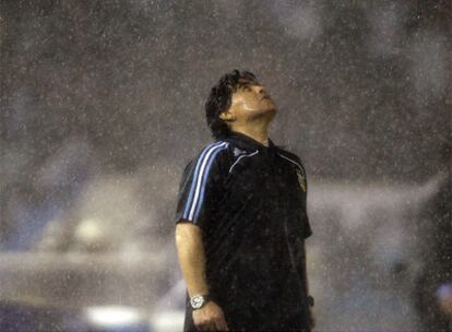 Maradona mira al cielo, bajo la lluvia, en el partido de Argentina contra Perú.