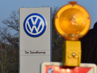 Un trabajador de Volkswagen llega a la planta de la compañía en Wolfsburg