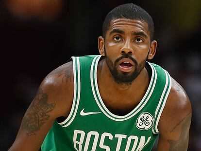 La estrella de la NBA Kyrie Irving durante un partido contra los Cavaliers de Cleveland en octubre de 2017 en el Quicken Loans Arena de Cleveland.