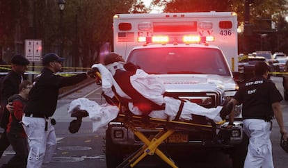 Personal de emergencias trasladan a una persona herida tras el atropello en la ciudad de Nueva York.