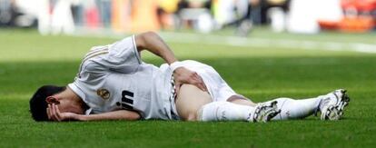 Di María, tendido en el césped.