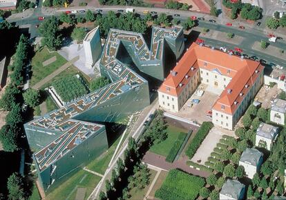 El Museo Judo de Berln, con sus dos edificios, el viejo y el nuevo obra de Libeskind.