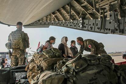 Ciudadanos británicos son evacuados el martes en un avión militar en el aeropuerto de Kabul.