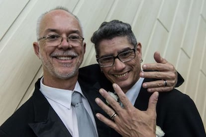 Jorge Ferreira e Alex Magalhães exibem as alianças recém-trocadas. AFP PHOTO / YASUYOSHI CHIBA