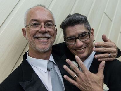 Jorge Ferreira e Alex Magalh&atilde;es exibem as alian&ccedil;as rec&eacute;m-trocadas. AFP PHOTO / YASUYOSHI CHIBA