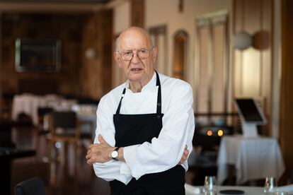 El propietario, Jaume Subirós, en el comedor del Motel Empordà.