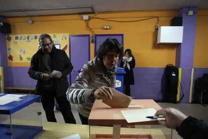 Els habitants de Badia del Vallès s'han aixecat ben d'hora per acudir a les urnes.
