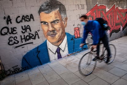 Mural del artista urbano J. Warx donde aparece el presidente del Gobierno, Pedro Sánchez, bajo la frase "A casa que ya es hora".