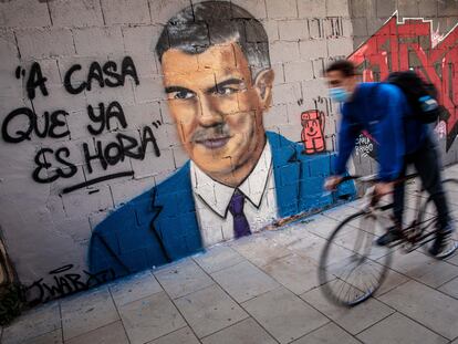 A mural of Spanish Prime Minister Pedro Sánchez by graffiti artist J. Warx in Valencia. The message reads: “It’s time to go home.”