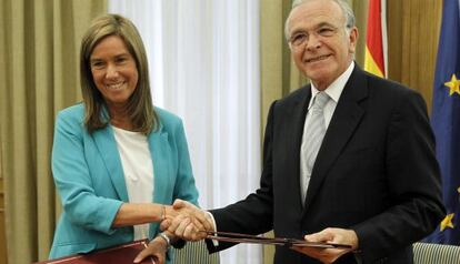 Ana Mato e Isidre Fainé, tras la firma de un convenio