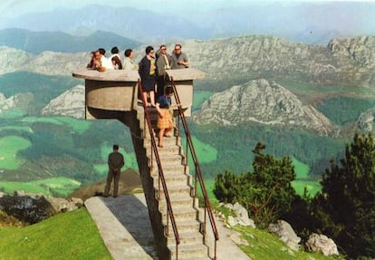 Turistas en el Mirador del Futi (Asturias), en una de las fotografías que componen la exposición.