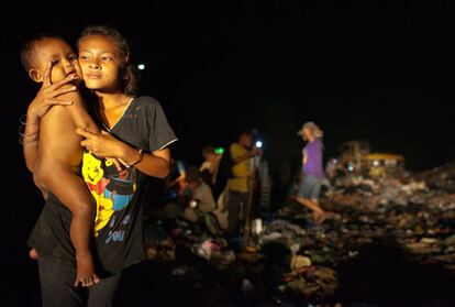 Camboya ocupa el puesto 131 de 177 en el índice de desarrollo humano de la ONU (Islandia ocupa el primer puesto, mientras España se encuentra en el número 13). En la imagen, una joven con su hijo durante el trabajo de rastreo de basura en Siem Reap.