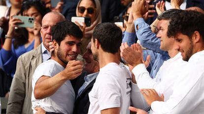 Carlos Alcaraz celebra con sus allegados el triunfo contra Djokovic.