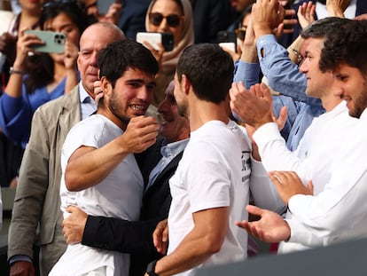 Carlos Alcaraz celebra con sus allegados el triunfo contra Djokovic.