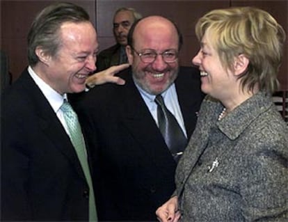 El ministro belga de Exteriores, Louis Michel, entre su homólogo español, Josep Piqué, y la viceministra belga Annemie Neyts, en Bruselas.
