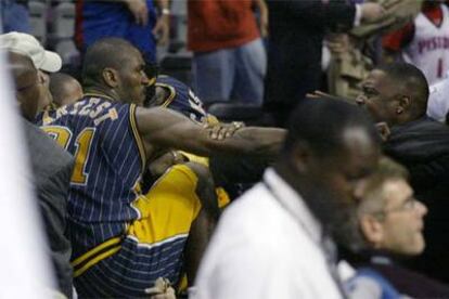 Artest, en el momento de lanzar su puño contra un espectador.