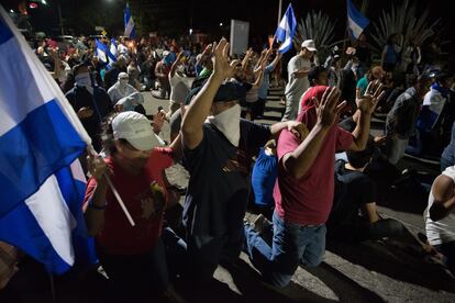 Manifestantes arrodillados frente a la policía, en una protesta en Managua, (Nicaragua), en julio de 2018.