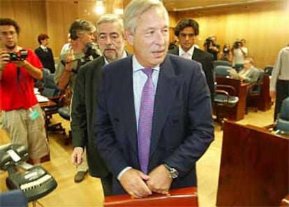 El secretario general del PP de Madrid, a su llegada a la comisión de investigación.